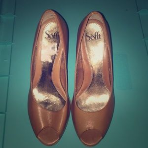 💜Great condition Sofft tan peep toe heals in 9.5